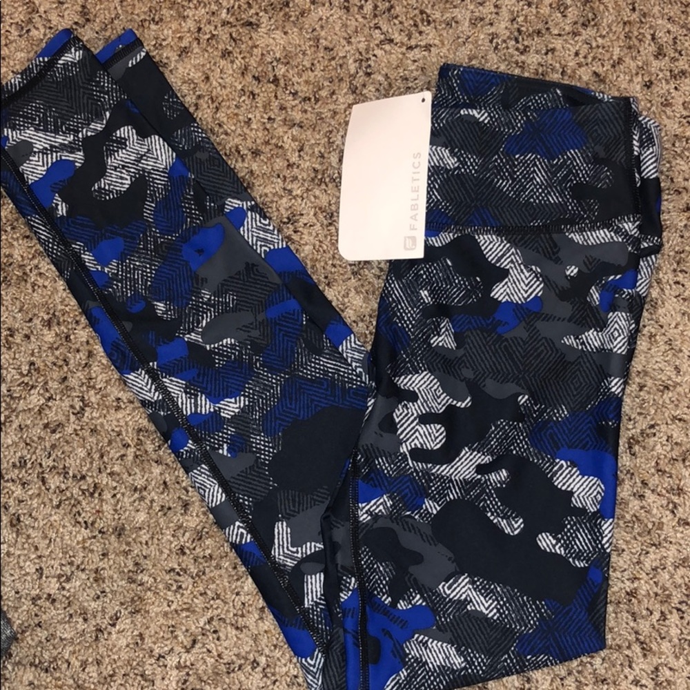 NWT XXS Fabletics Salar Leggings *Tag says S/6*